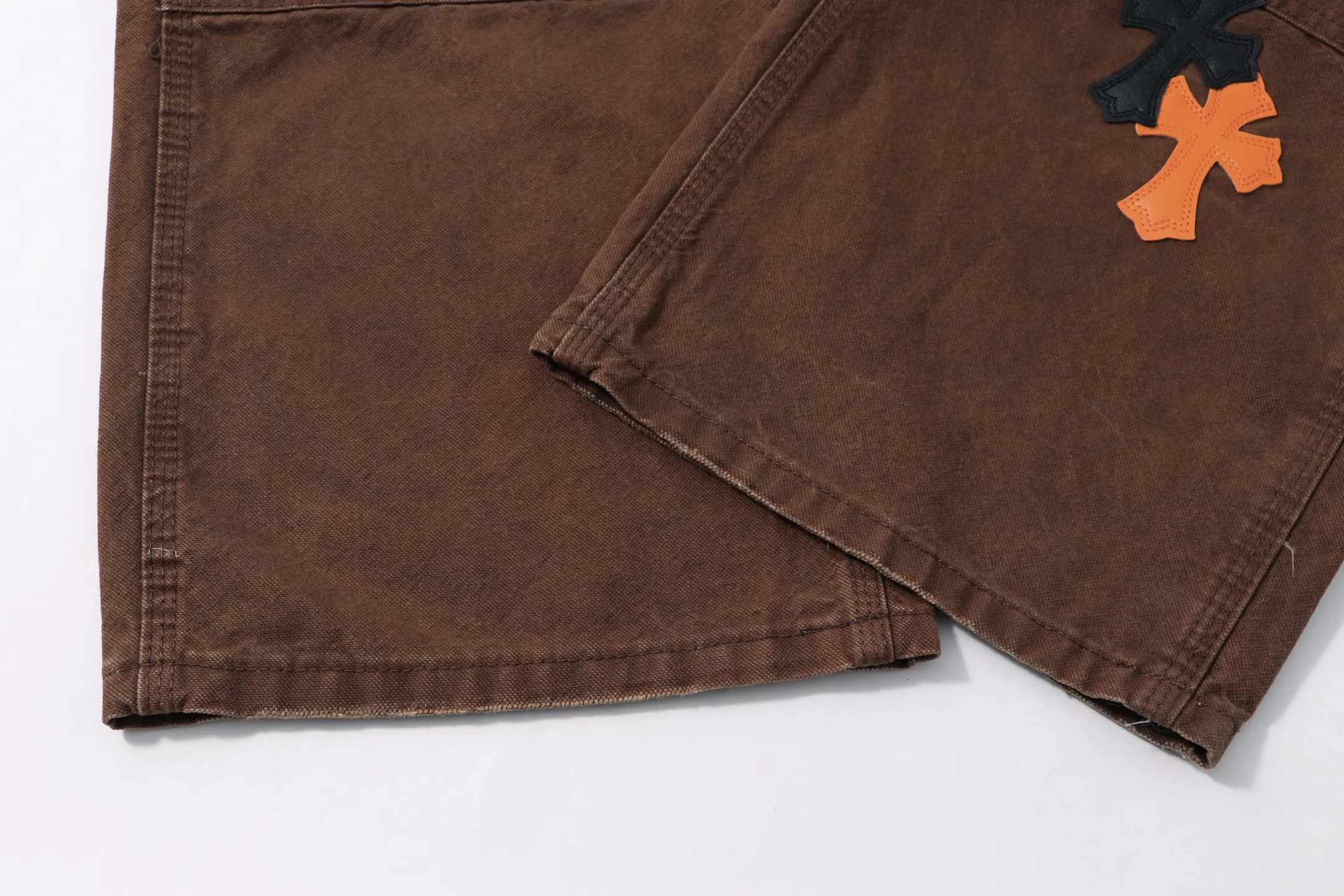 P290 Style No.: H93 Croxin & 𝐂𝐡𝐫𝐨𝐦𝐞 𝐇𝐞𝐚𝐫𝐭 Pingtai SS25 large colored leather denim logging pants. Styles with different washed textures are very friendly to people with thin legs. The slightly flared version perfectly modifies the leg shape. The timeless and moderate length makes it easy to match and match. It is the basis for various styles and is a must-have in your wardrobe! The fabric is stiff but also makes the upper body soft without losing texture. The washing process is even more perfect. It is a must-have item for everyone! ! !  Color: primary color Size: 28-30-32-34-36